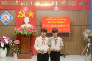 Trường THCS Thạch Kim tuyên dương, khen thưởng 2 học sinh có hành động dũng cảm cứu người. (Ảnh: T.H)