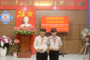 Trường THCS Thạch Kim tuyên dương, khen thưởng 2 học sinh có hành động dũng cảm cứu người. (Ảnh: T.H)