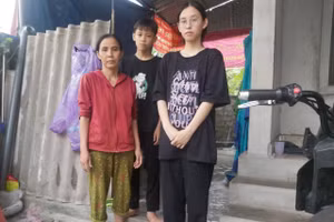 Phương Trinh cùng mẹ và em trai.