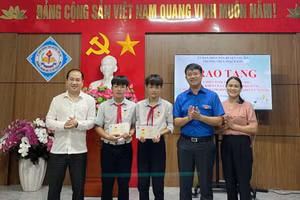 Đại diện Tỉnh đoàn Hà Tĩnh và Huyện ủy Lộc Hà trao huy hiệu Tuổi trẻ dũng cảm cho 2 học sinh Trường THCS Thạch Kim.