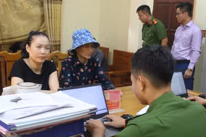 Các bị hại đến trụ sở Công an xã Kỳ Bắc để trình báo. (Ảnh: Tiến Hiệp).