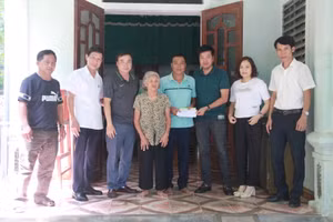 Đại diện VP Báo GD&TĐ phối hợp với Công đoàn ngành Giáo dục Hà Tĩnh trao quà hỗ trợ bé Phương Thảo.