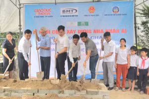 Đại biểu cùng các nhà hảo tâm làm lễ khởi công nhà nhân ái cho mẹ con chị Nguyễn Thị Nga (Ảnh: Vũ Long).