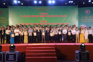 Lãnh đạo tỉnh và các sở, ngành vinh danh 35 cơ sở nhận chứng nhận sản phẩm công nghiệp nông thôn tiêu biểu cấp tỉnh năm 2023.