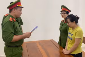 Công an tống đạt lệnh khởi tố đối với bị can Hoàng Thị Thảo. (Ảnh cắt từ clip)