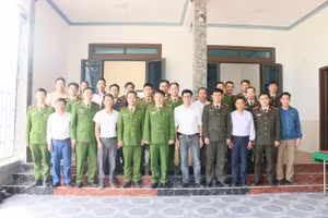 Đại biểu về dự lễ bàn giao chụp ảnh chung cùng gia đình Trung úy Nguyễn Hữu Hiếu (Ảnh: Viết Tứ).