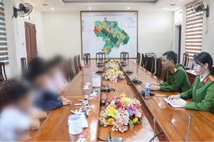 Nhóm học sinh cùng các vật dụng chế tạo pháo nổ tại Công an xã Cẩm Bình.