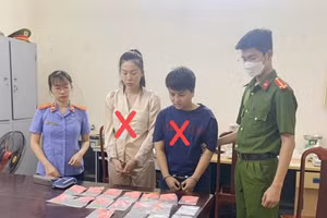 Hai "nữ quái" tại cơ quan công an. (Ảnh: Công an TP Hà Tĩnh)