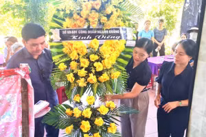 Công đoàn ngành Giáo dục Quảng Bình viếng, chia buồn và động viên gia đình cô giáo qua đời do tai nạn giao thông khi trên đường đi tập huấn.