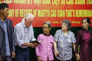 Cựu binh Mỹ Peter Mathews trao trả cuốn nhật ký cho thân nhân liệt sĩ Cao Xuân Tuất. (Ảnh: Tùng Nguyễn).