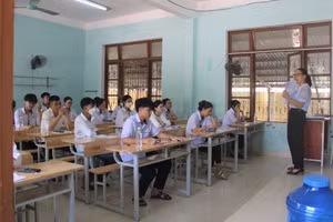 Cán bộ coi thi tại điểm thi Trường THPT Phan Đình Phùng (Quảng Bình) phổ biến Quy chế thi cho các thí sinh trước khi phát đề. (Ảnh: Tiến Hiệp).