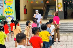 Ngành Y tế huyện Hương Khê phối hợp với các trường học kiểm tra, tuyên truyền kiến thức về phòng tránh và điều trị dịch đau mắt đỏ. (Ảnh: CTV)