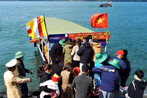 Du khách lên thuyền vào chùa Hương. (Ảnh: P.T).