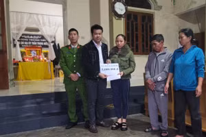 Đại diện VP báo GD&TĐ tới thăm hỏi và trao tiền hỗ trợ 2 con của Đại úy Trần Trung Hiếu.