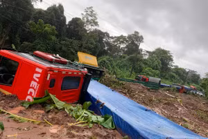 Nhiều phương tiện của Việt Nam bị nước cuốn, đất đá vùi lấp trong vụ sạt lở.