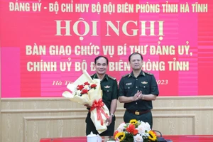 Trung tướng Nguyễn Anh Tuấn, Bí thư Đảng ủy, Chính ủy BĐBP Việt Nam tặng hoa chúc mừng Đại tá Nguyễn Thái Bình nhận nhiệm vụ mới.