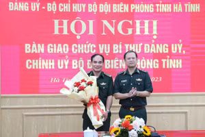 Trung tướng Nguyễn Anh Tuấn, Bí thư Đảng ủy, Chính ủy BĐBP Việt Nam tặng hoa chúc mừng Đại tá Nguyễn Thái Bình nhận nhiệm vụ mới.