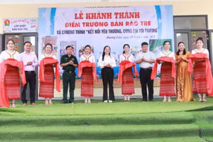 Các đại biểu làm lễ cắt băng khánh thành. (Ảnh: Vũ Long)