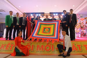 Hội đồng Họ Hồ Việt Nam tặng cờ cho Hội đồng Họ Hồ ở Hà Tĩnh.