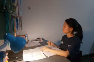 Em Quỳnh Anh là thủ khoa Khối A1 Trường THPT Phan Đình Phùng. (Ảnh: Vũ Long)