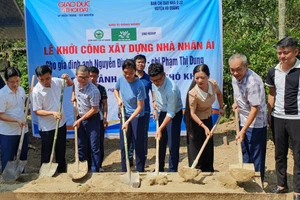 Đại biểu và các nhà tài trợ làm lễ động thổ khởi công xây dựng nhà nhân ái cho gia đình anh Nguyễn Đình Huân. (Ảnh: T.H).