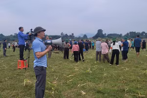 Lực lượng chức năng huyện Cẩm Xuyên phát loa kêu gọi người dân không cản trở việc cắm mốc quy hoạch mỏ cát phục vụ thi công cao tốc Bắc - Nam.