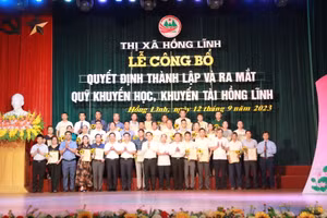 Vinh danh các cá nhân, tổ chức và doanh nghiệp đã ủng hộ Quỹ khuyến, học khuyến tài Hồng Lĩnh.