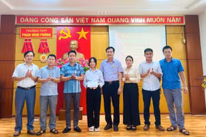 Nữ sinh Quỳnh Anh tại buổi lễ trao quà do trường THPT Phan Đình Phùng tổ chức. (Ảnh: Vũ Long)