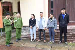 Cơ quan Công an đọc lệnh tạm giam ổ nhóm buôn bán pháo liên tỉnh.