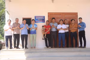 Đại biểu và các nhà tài trợ làm lễ bàn giao nhà nhân ái cho gia đình anh Nguyễn Đình Huân. (Ảnh: Vũ Long)