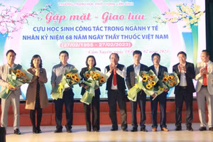 Bà Đặng Thị Quỳnh Diệp – Giám đốc Sở GD&ĐT Hà Tĩnh tặng hoa cho Cựu học sinh công tác trong ngành Y tế (Ảnh: Hồ Tứ).