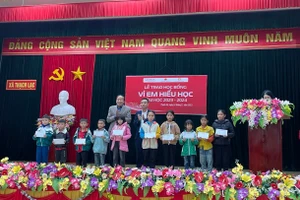 Đại diện Viettel Hà Tĩnh trao học bổng "Vì em hiếu học" cho các em học sinh.