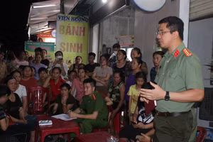 Đại tá Nguyễn Hồng Phong, Giám đốc Công an tỉnh Hà Tĩnh gặp gỡ, lắng nghe phản ánh của bà con tiểu thương, nạn nhân trong vụ "vỡ hụi" tại huyện Kỳ Anh. (Ảnh: Tiến Hiệp)