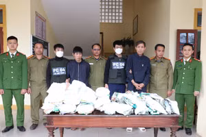 Các đối tượng cùng tang vật tại cơ quan điều tra. (Ảnh: Công an Hà Tĩnh).