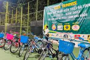 Giải Tennis tranh Cúp xổ số kiến thiết Hà Tĩnh lần 2 đã dành tặng 10 xe đạp cho học sinh nghèo. (Ảnh: Vũ Long).
