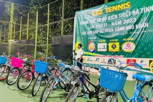 Giải Tennis tranh Cúp xổ số kiến thiết Hà Tĩnh lần 2 đã dành tặng 10 xe đạp cho học sinh nghèo. (Ảnh: Vũ Long).