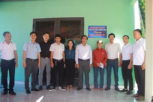 Đại diện Báo GD&TĐ, chính quyền địa phương cùng nhà tài trợ kéo băng khánh thành và bàn giao nhà nhân ái cho gia đình chị Võ Thị Thanh. (Ảnh: Vũ Long).