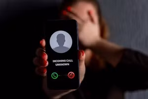 Sau khi nghe điện thoại từ số máy lạ, một hiệu trưởng ở Hà Tĩnh bị nhóm đối tượng giả mạo công an lừa đảo gần 1 tỷ đồng (Ảnh minh họa).