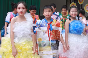 Những bộ trang phục từ vật liệu tái chế được thiết kế cầu kỳ, đẹp mắt. (Ảnh: Khánh Vy)