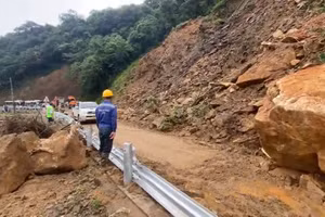 Nhiều đoạn trên tuyến QL 8A bị sạt lở gây ùn tắc giao thông.