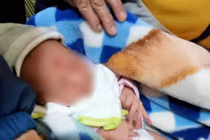 Bé gái sơ sinh bị bỏ rơi trong đêm tại xã Sơn Hồng. (Ảnh: H.N).