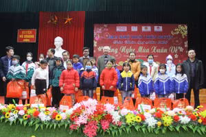 Các đại biểu và Ban tổ chức trao 20 suất quà đến các em học sinh có hoàn cảnh khó khăn tại huyện Vũ Quang.