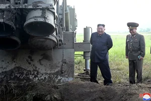  Nhà lãnh đạo Triều Tiên Kim Jong-un thị sát việc phóng thử nghiệm tên lửa.