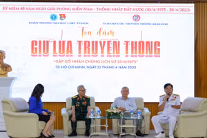 Các cựu chiến binh tham gia giao lưu, chia sẻ với sinh viên tại tọa đàm. 