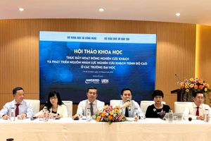 Ban chủ tọa hội thảo "Thúc đẩy hoạt động NCKH và phát triển nguồn nhân lực NCKH trình độ cao trong các trường đại học".