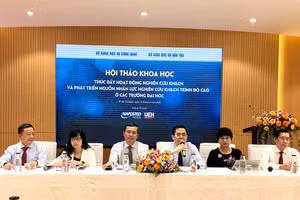 Ban chủ tọa hội thảo "Thúc đẩy hoạt động NCKH và phát triển nguồn nhân lực NCKH trình độ cao trong các trường đại học".