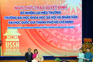 PGS.TS Vũ Hải Quân, Giám đốc ĐHQG TPHCM trao quyết định tái bổ nhiệm hiệu trưởng cho PGS.TS Ngô Thị Phương Lan.