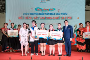 Trao giải cho các đội xuất sắc trong cuộc thi tìm hiểu văn hóa các nước Mỹ Latinh.