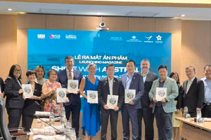 Đại diện Ban giám hiệu UEH và Cơ quan thương mại và đầu tư Chính phủ Australia trong lễ ra mắt ấn phẩm Shine With Australia.