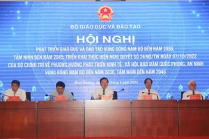 Ban chủ tọa Hội nghị phát triển GD&ĐT vùng Đông Nam Bộ.